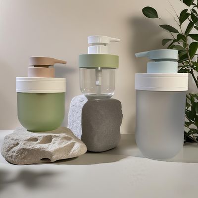 PET Plastic Cosmetic Bottle 300-500ml with Pump Sealing and Shoulder Cover for Hand Wash and Beauty Packaging