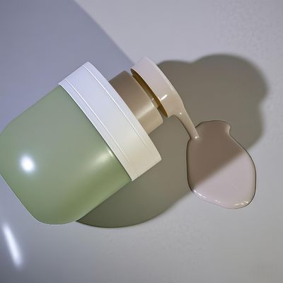PET Plastic Cosmetic Bottle 300-500ml with Pump Sealing and Shoulder Cover for Hand Wash and Beauty Packaging